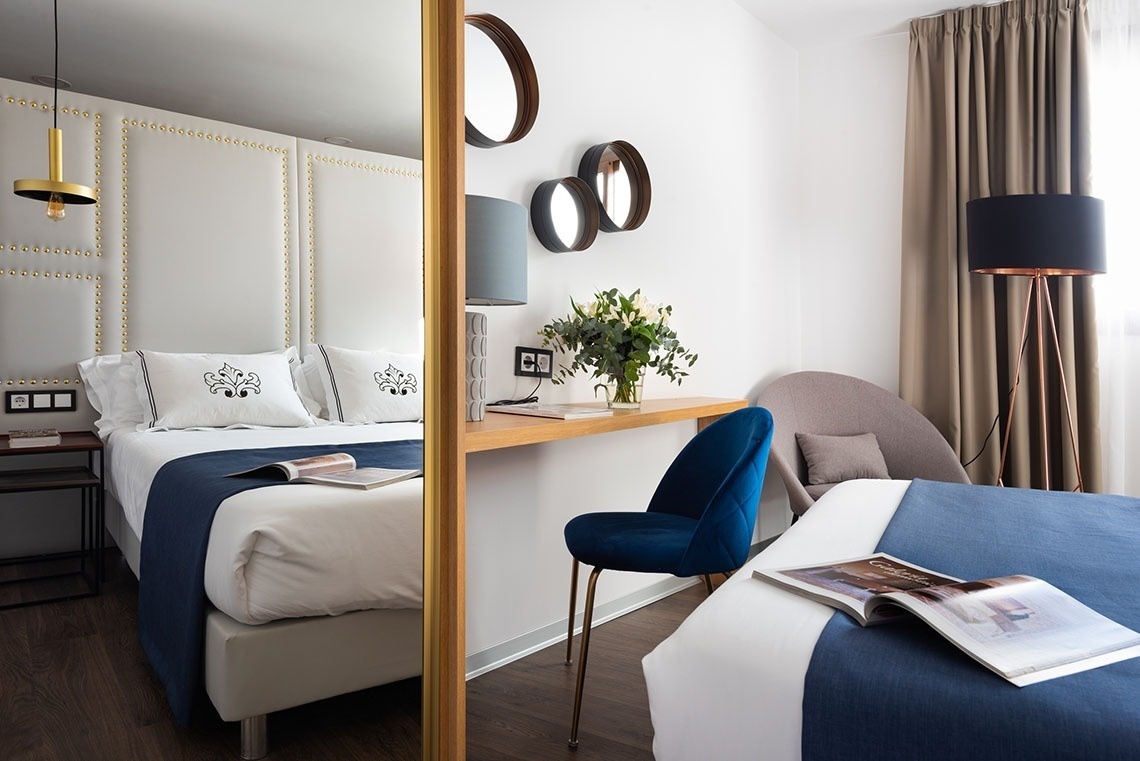 una habitación de hotel con una cama y un escritorio