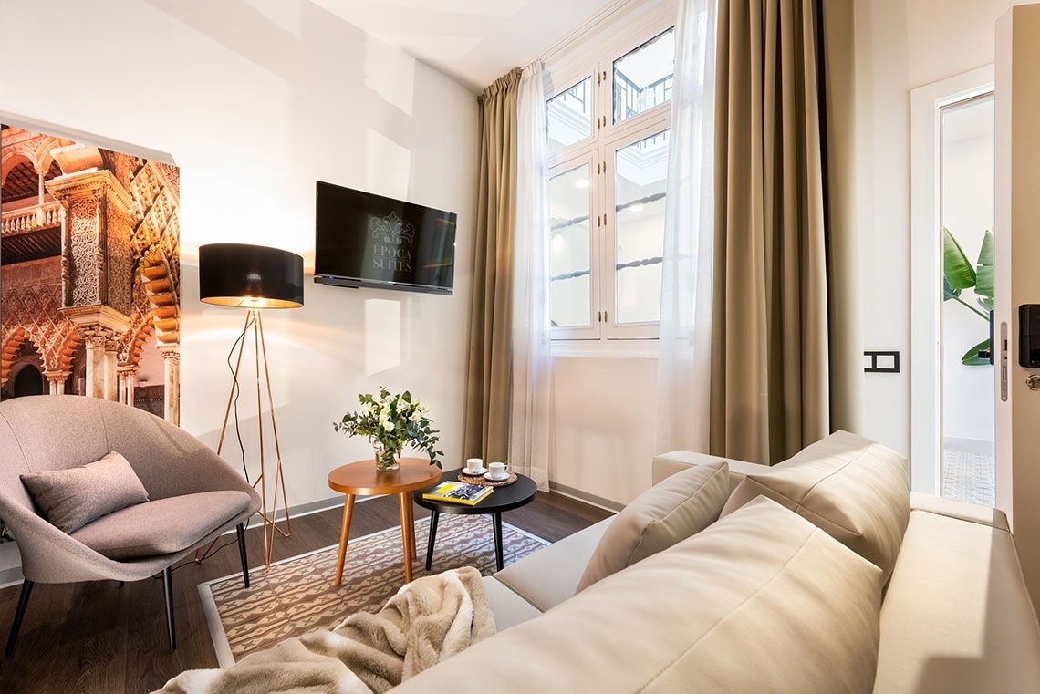 una sala de estar con un sofá y una silla