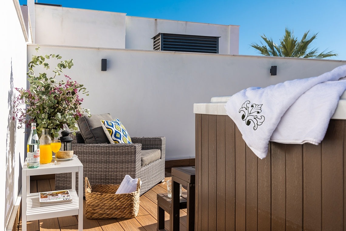 un jacuzzi con una toalla bordada en la parte superior