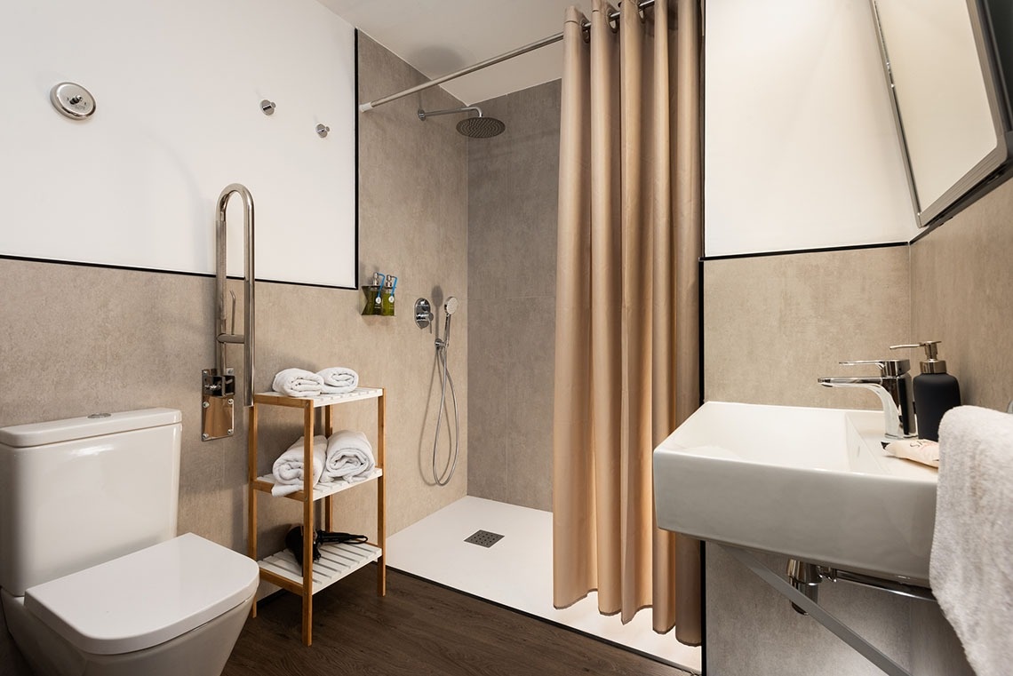 un baño con inodoro , lavabo y cortina de ducha