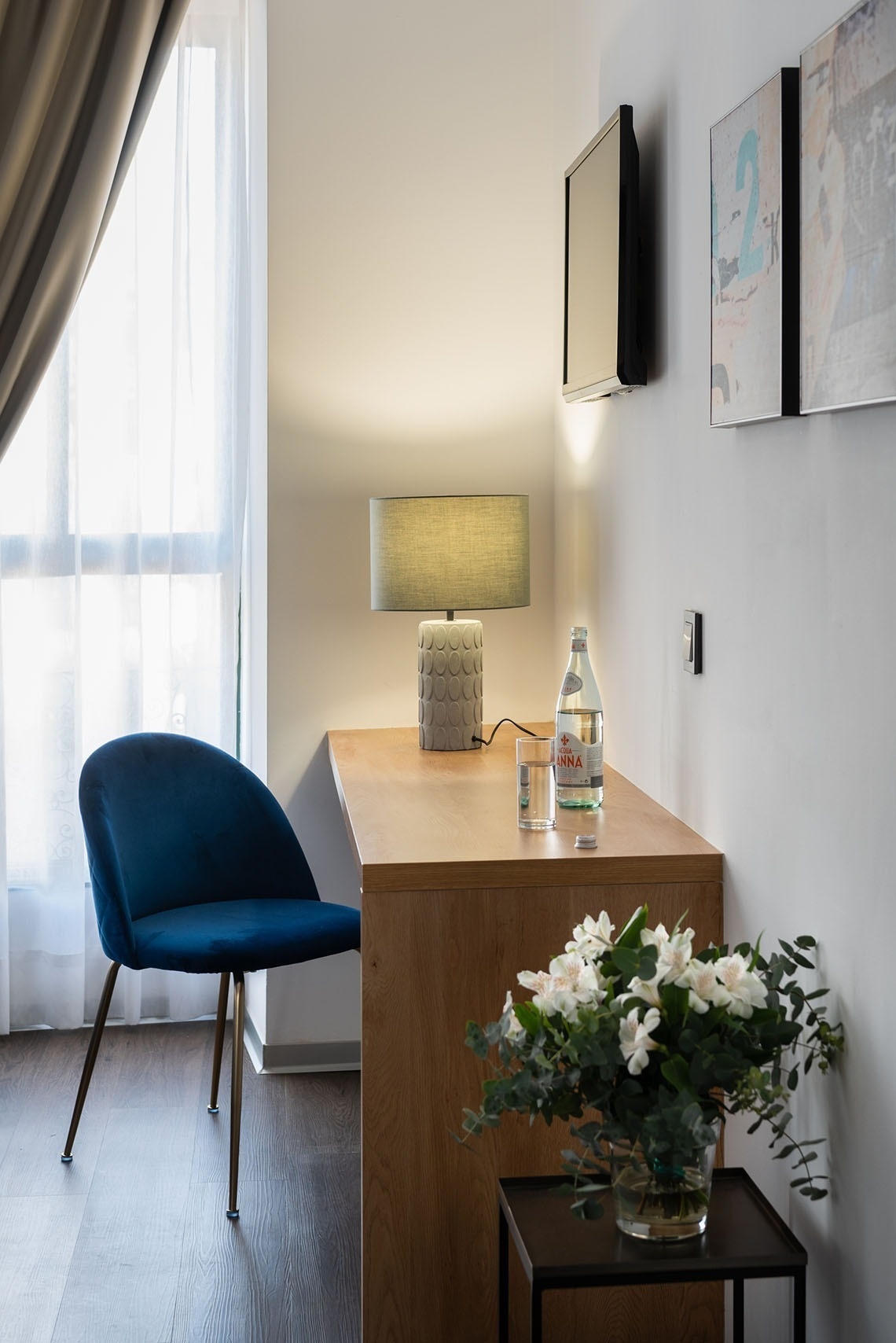 una mesa de madera con una botella de evian encima