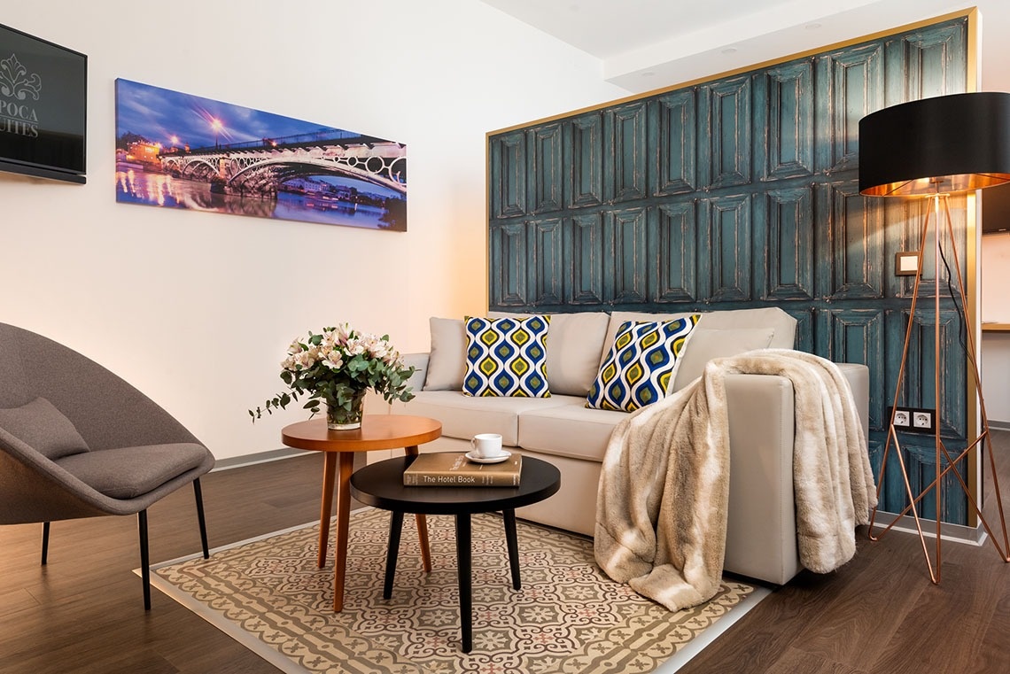 una sala de estar con un sofá y una mesa