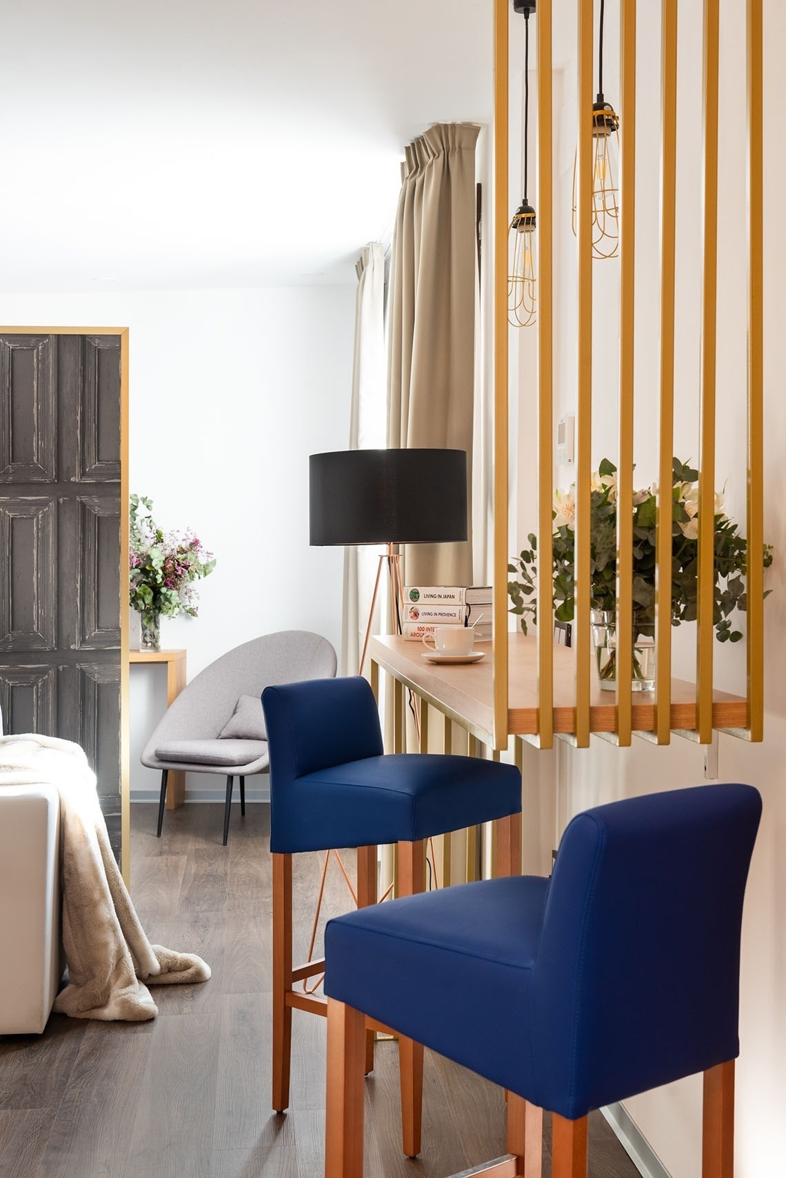 dos taburetes azules están al lado de una mesa de madera
