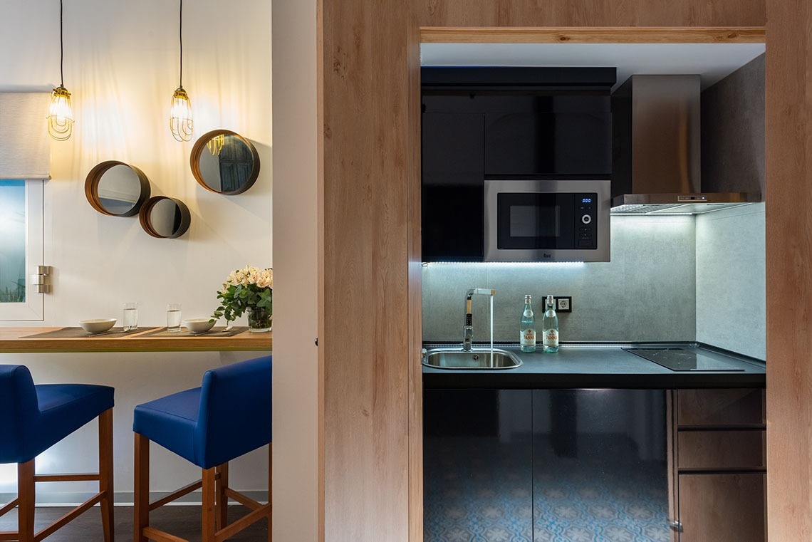 una cocina pequeña con un microondas y un fregadero