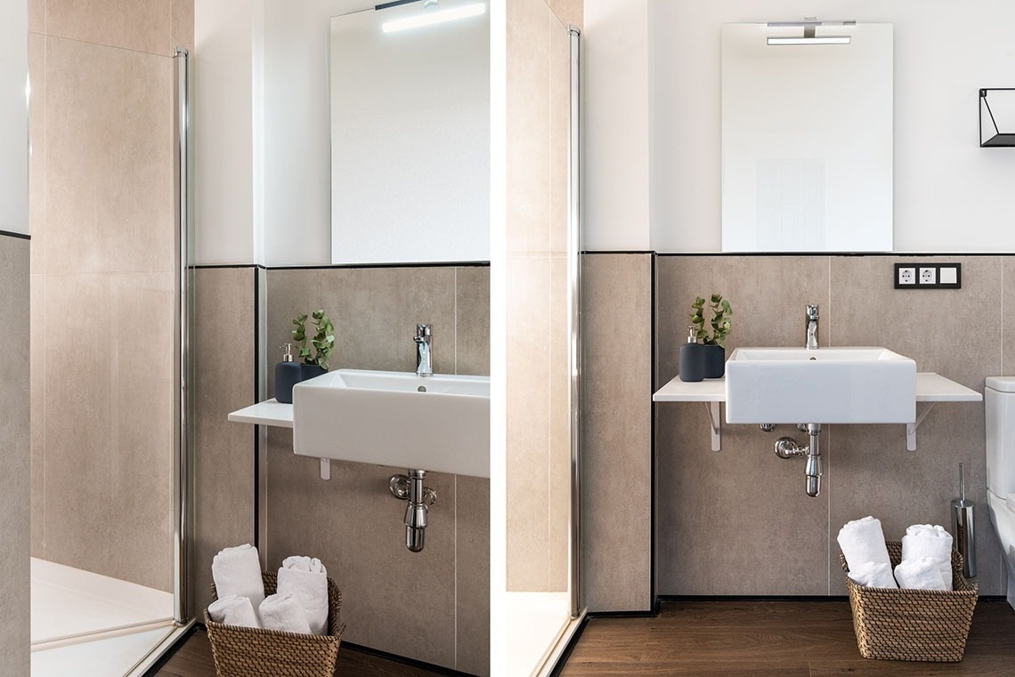 dos fotos de un baño con lavabo y espejo