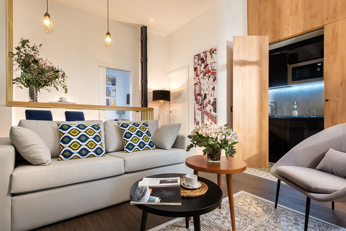 una sala de estar con un sofá y una mesa