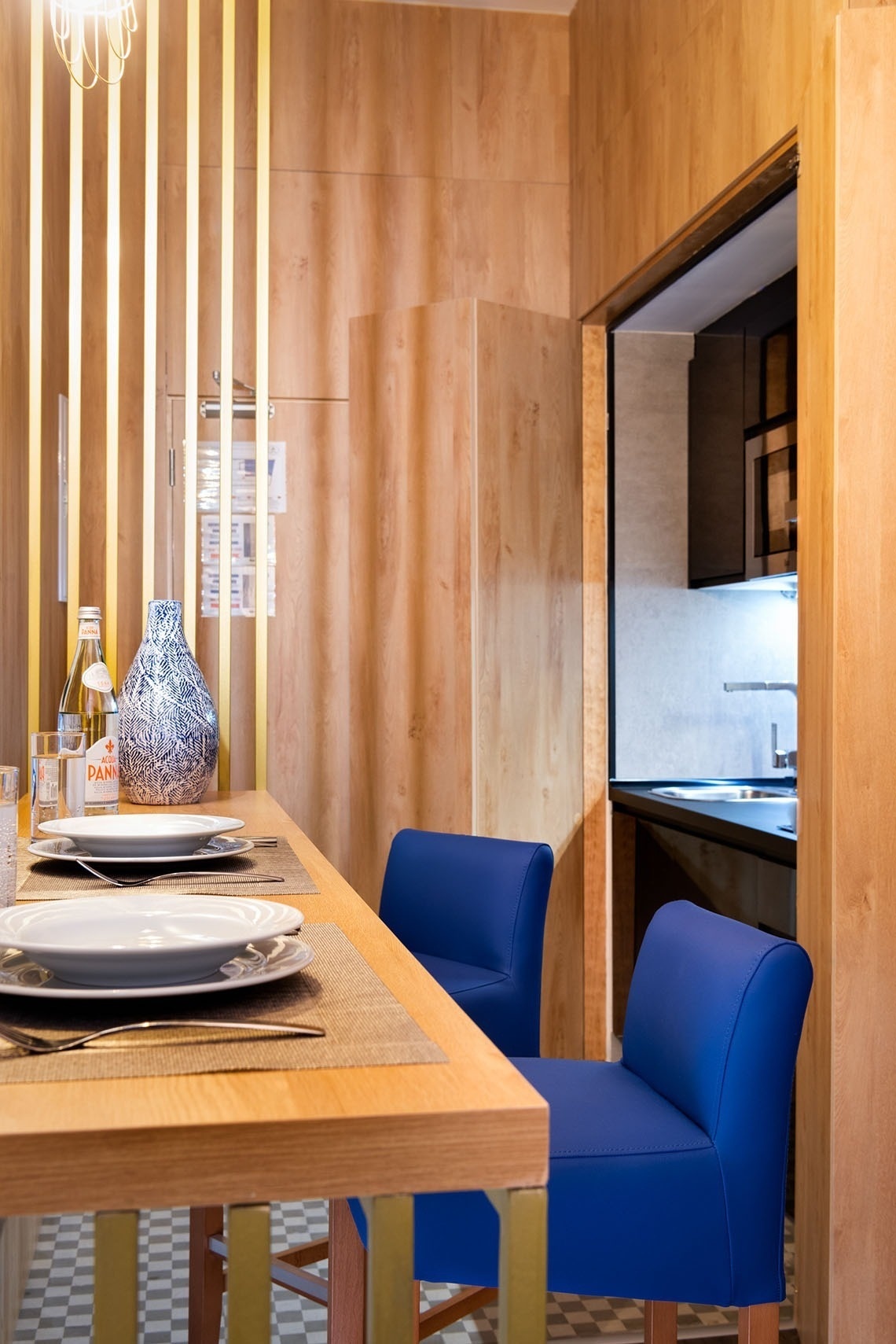 una mesa con platos y cubiertos y una botella de pan