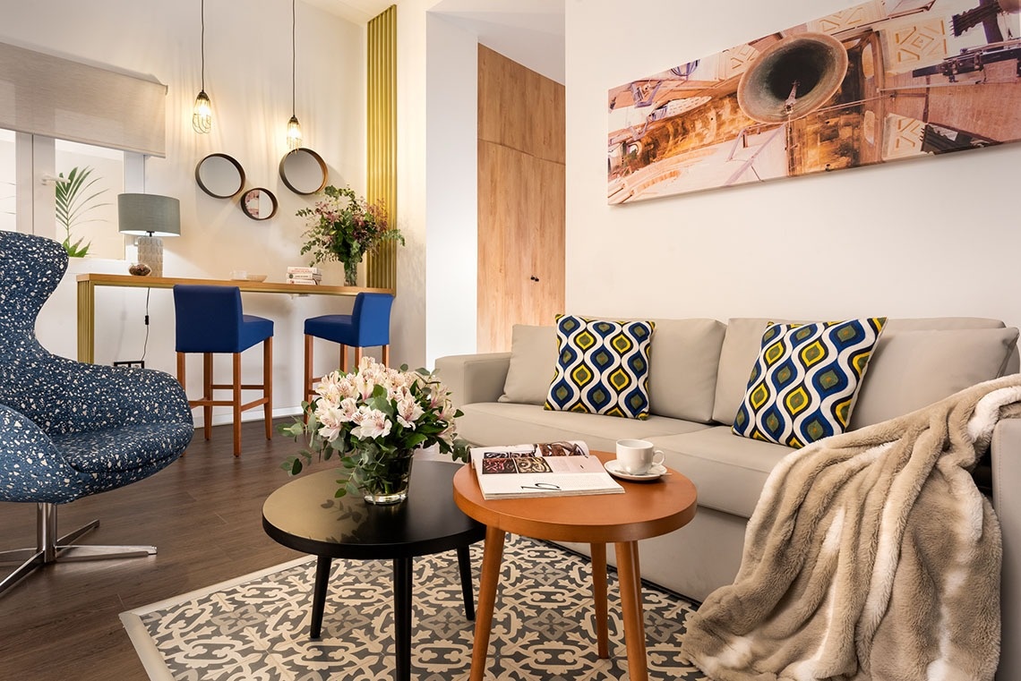 una sala de estar con un sofá y una mesa