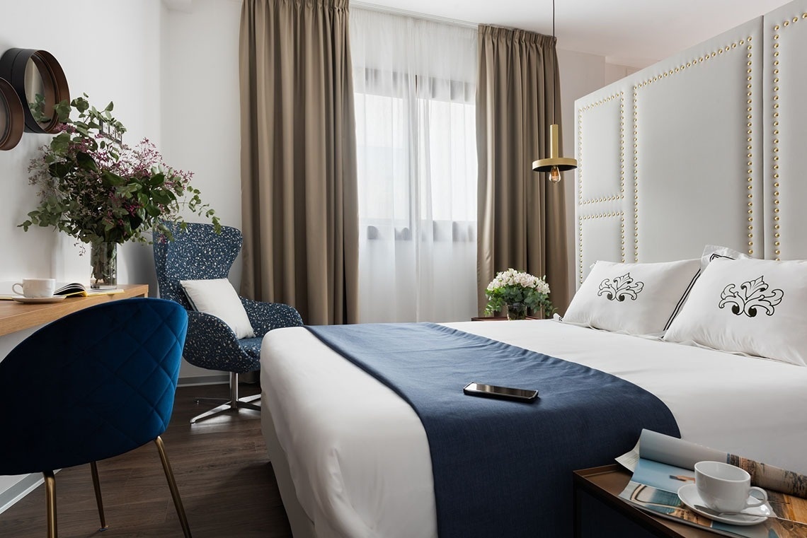 una habitación de hotel con una cama y una silla