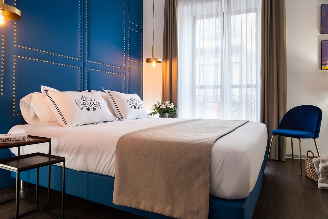 una habitación de hotel con una cama y una silla