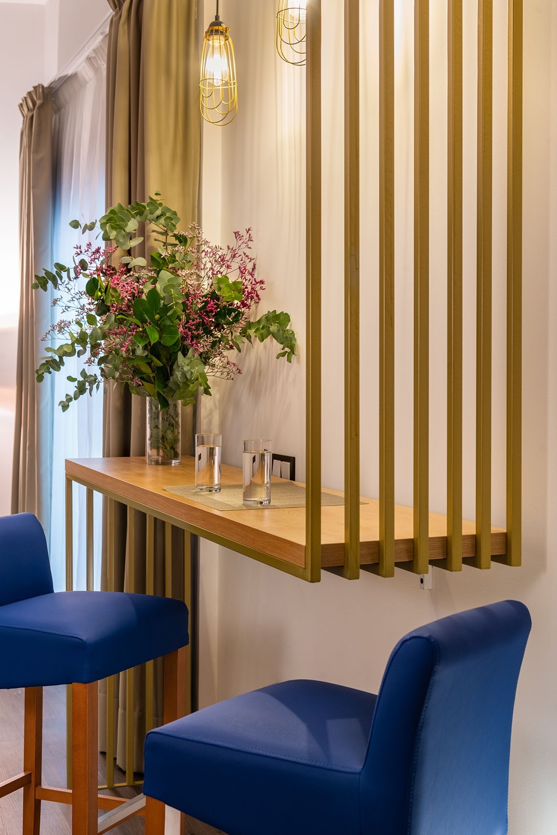 una mesa de madera con vasos y un jarrón de flores