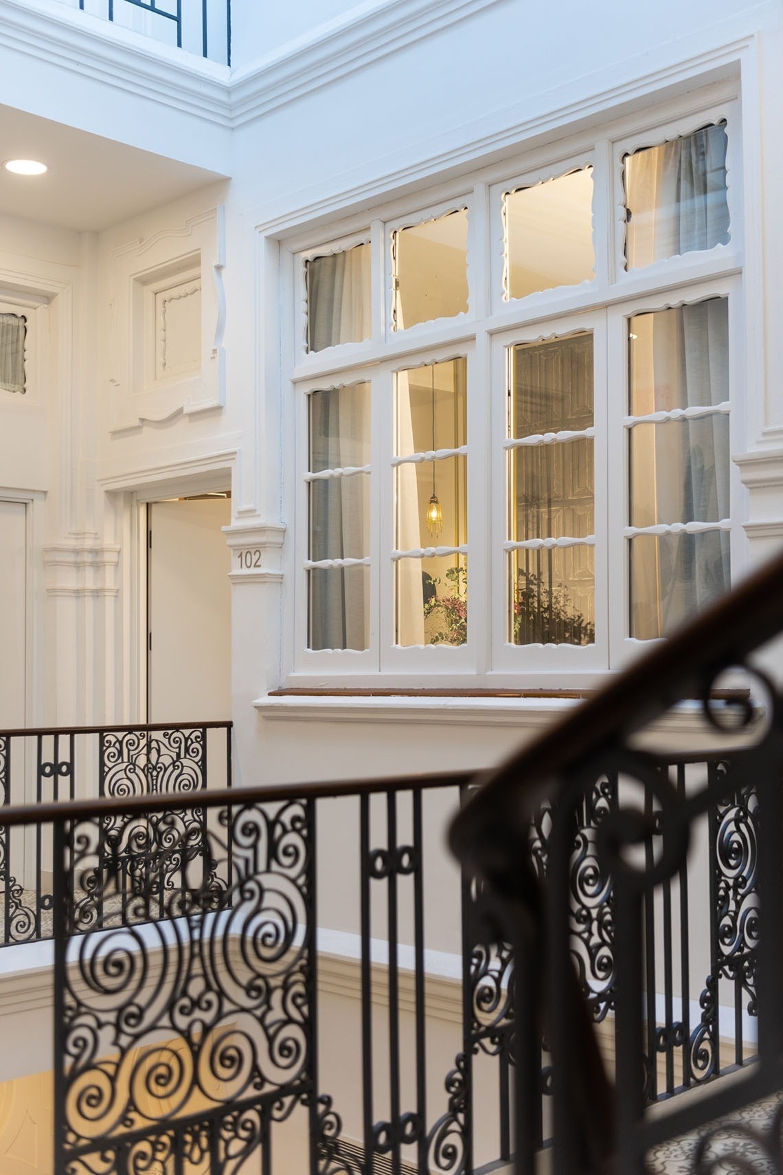 una escalera que conduce a la habitación 102