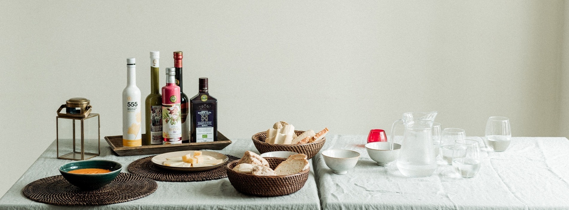 varias botellas de aceite de oliva están sobre una mesa