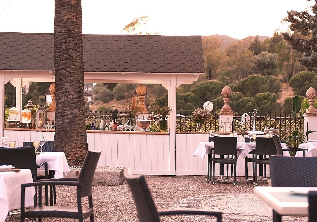 un restaurante al aire libre con mesas y sillas