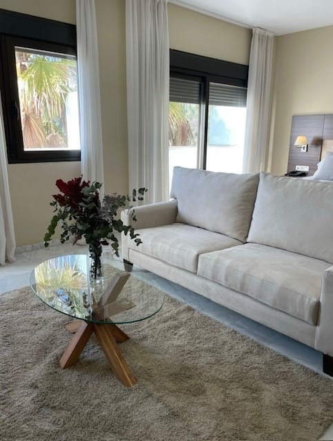 una sala de estar con un sofá y una mesa de café