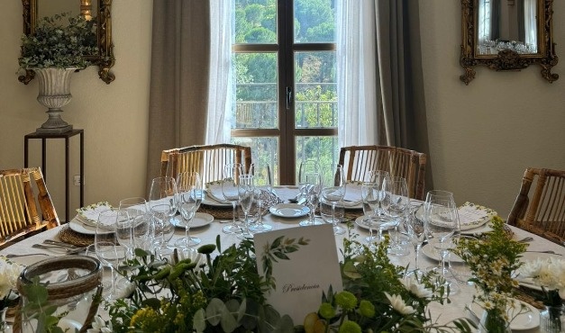 una mesa está decorada con flores y un cartel que dice presidente