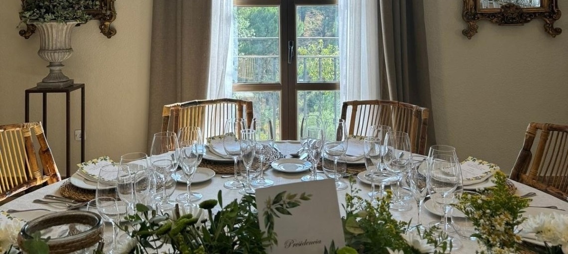 una mesa está decorada con flores y un cartel que dice presidente