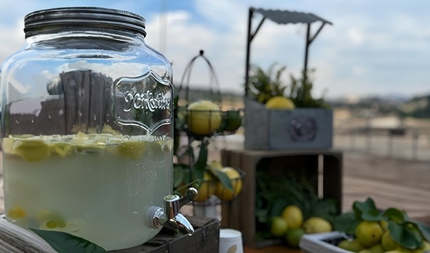 un frasco de limonada está sentado en una caja de madera