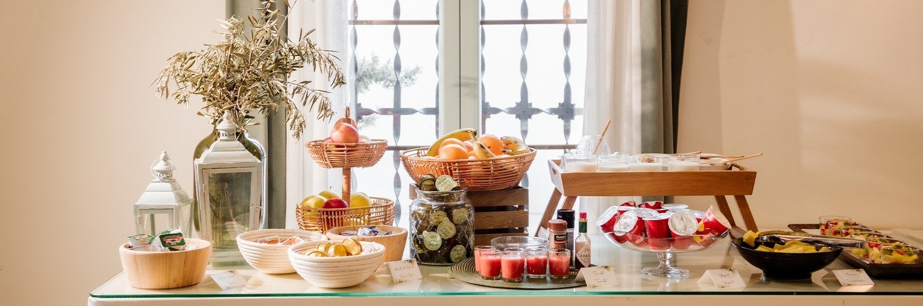 una mesa llena de comida y bebidas y un frasco de jugo de sandía