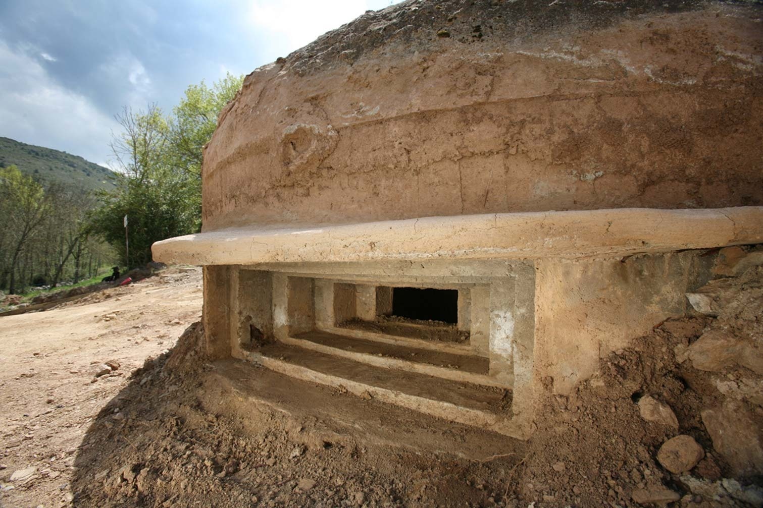 un edifici de ciment a l' altra banda de la carretera