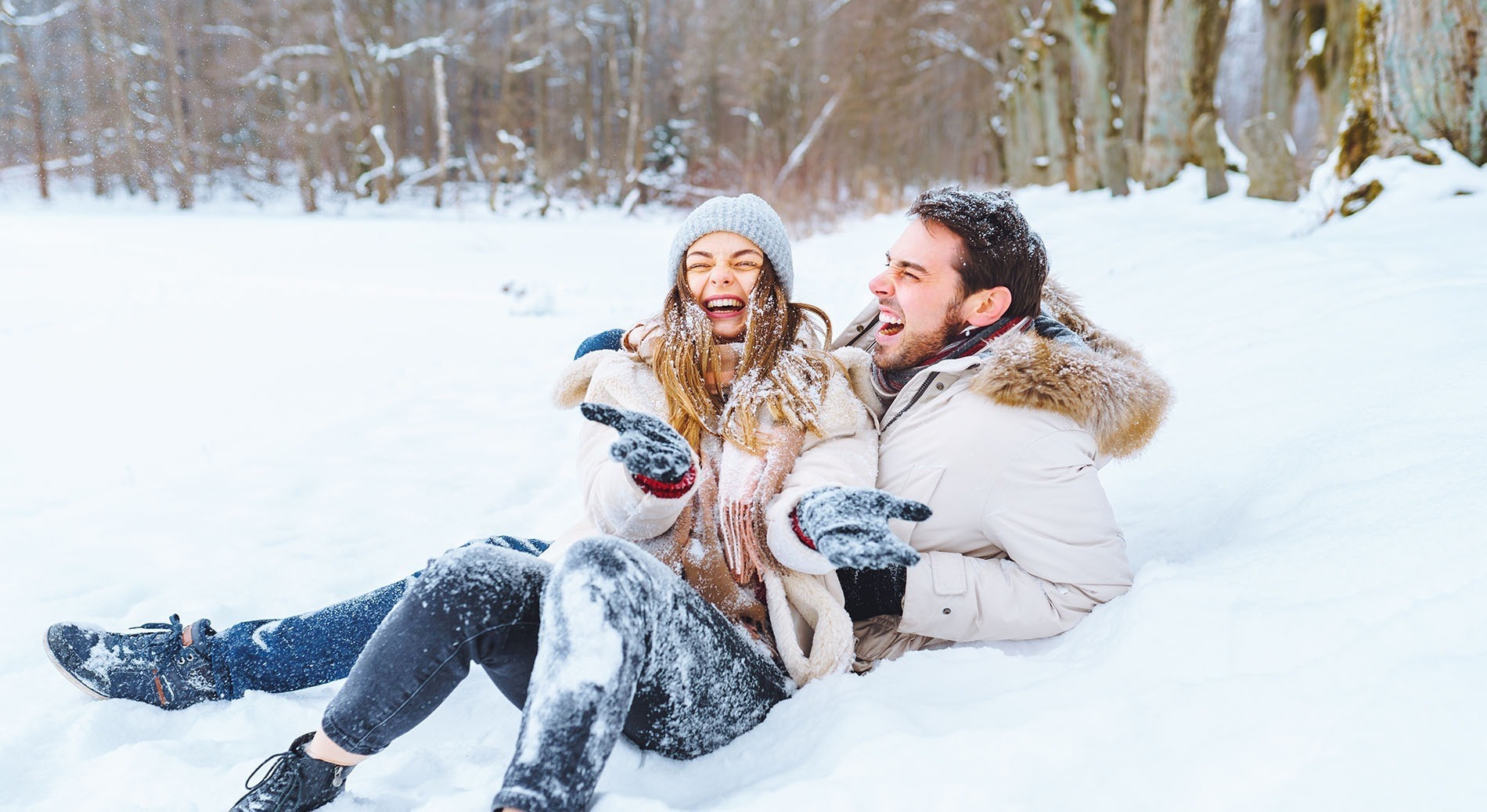 un homme et une femme s'amusent dans la neige