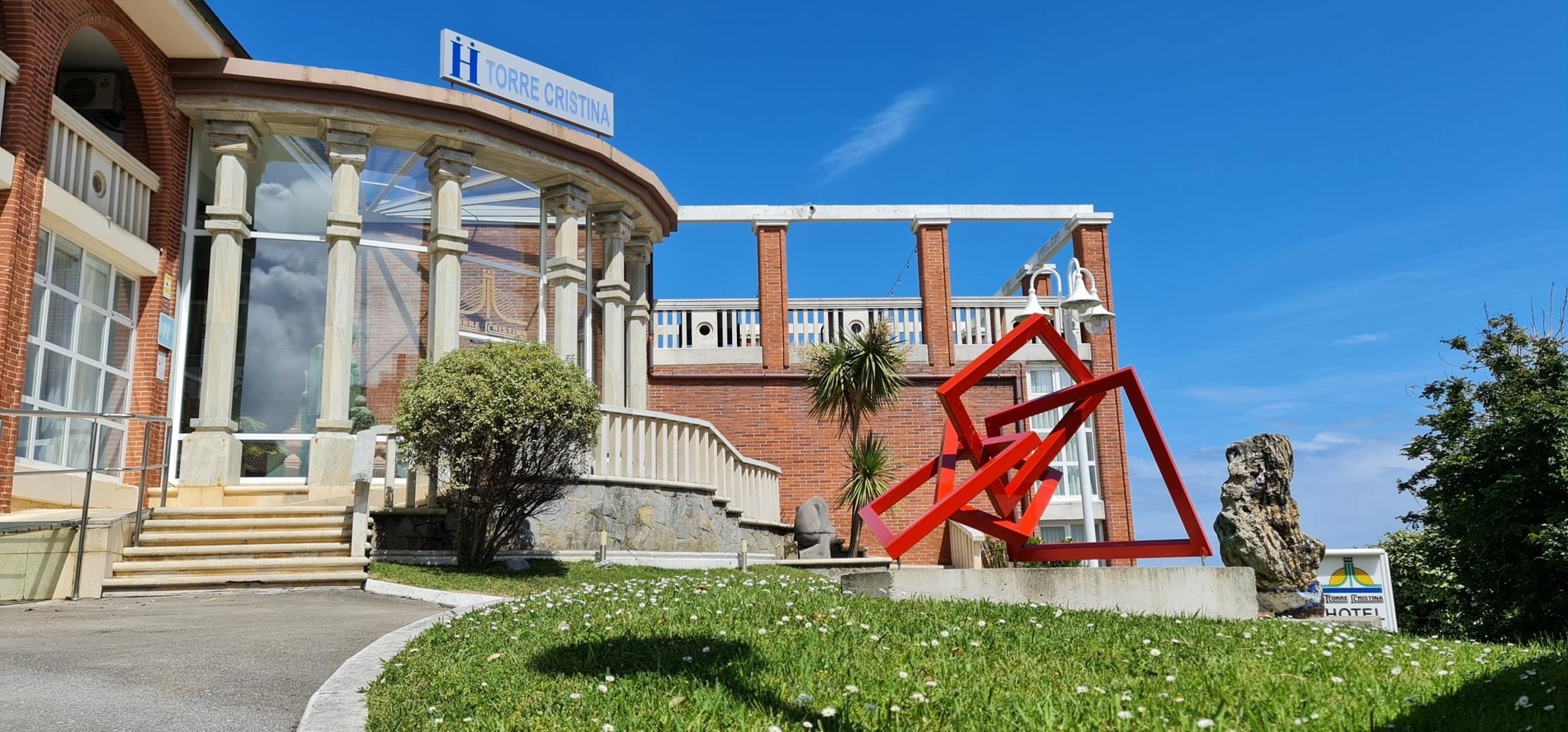 un edificio de ladrillo con la palabra torre cristina encima