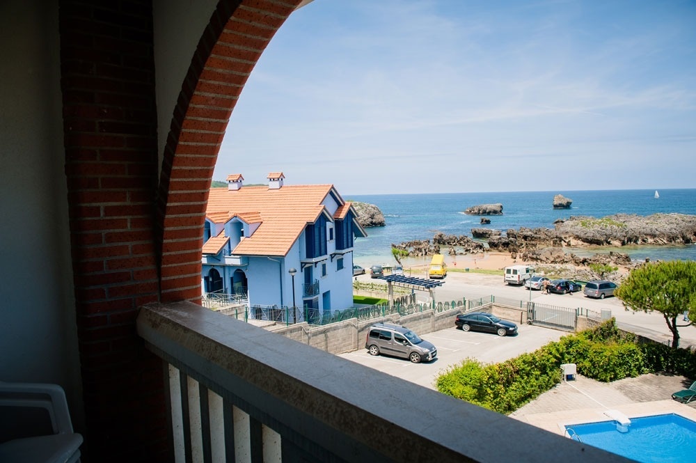 una vista del océano desde el balcón de una casa