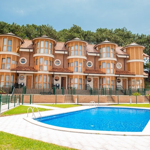 Torre Cristina: modern hotel with a pool and lush gardens.