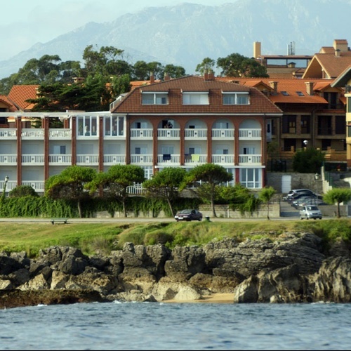 Hotel Torre Cristina: coastal architecture with sea views.