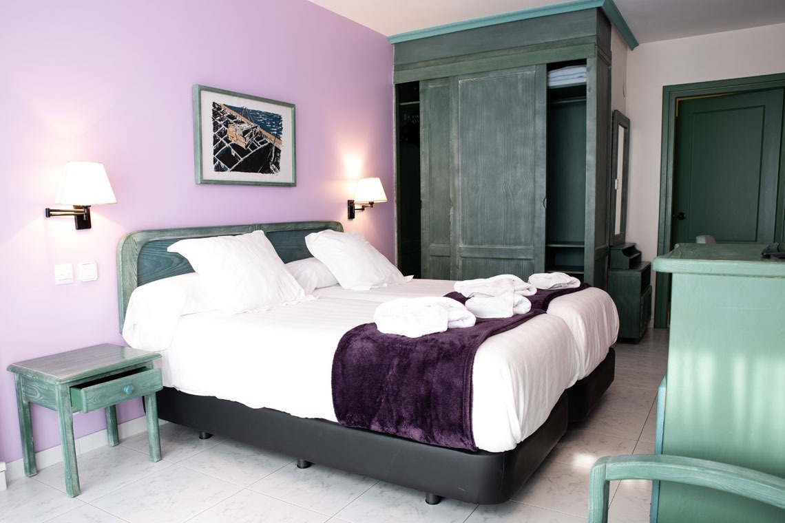 una habitación de hotel con una cama y un armario