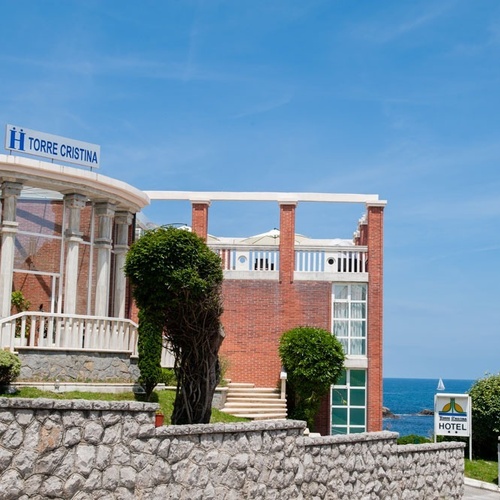 Torre Cristina Hotel: facade with arched entrance and sea views.