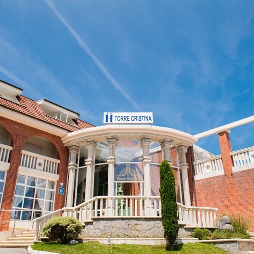Hotel Torre Cristina: exterior view of classic architecture under a blue sky.