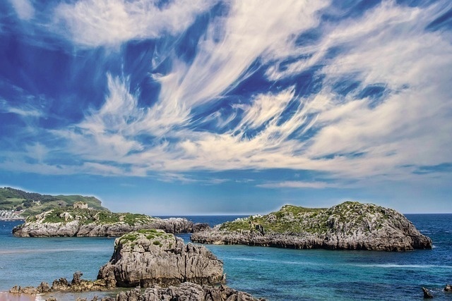 un grupo de islas en el océano con nubes en el cielo