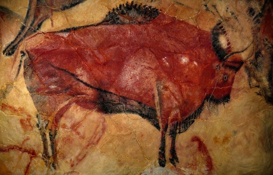 una pintura de un búfalo con piel roja y negra