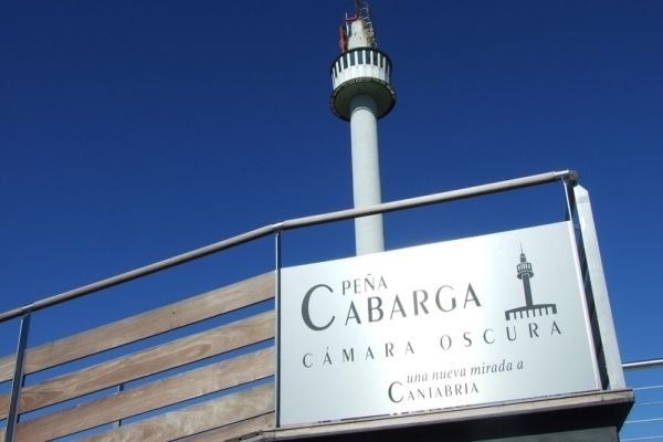 una vista aérea de una playa con un pequeño pueblo en la distancia .