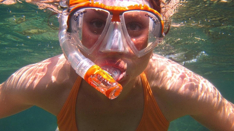 un logotipo para rutas no activa alquiler de canoas buceo snorkel bicis