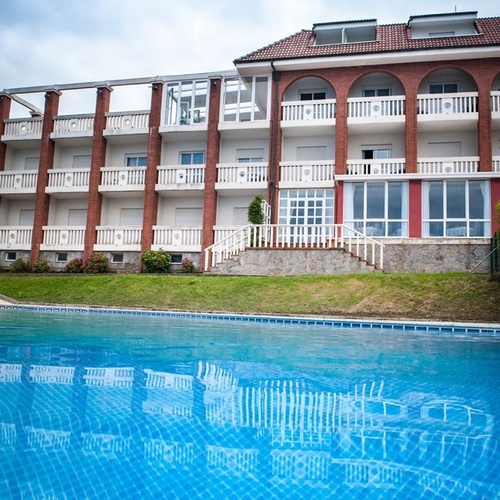 Hotel Torre Cristina: blue pool and facade with balconies