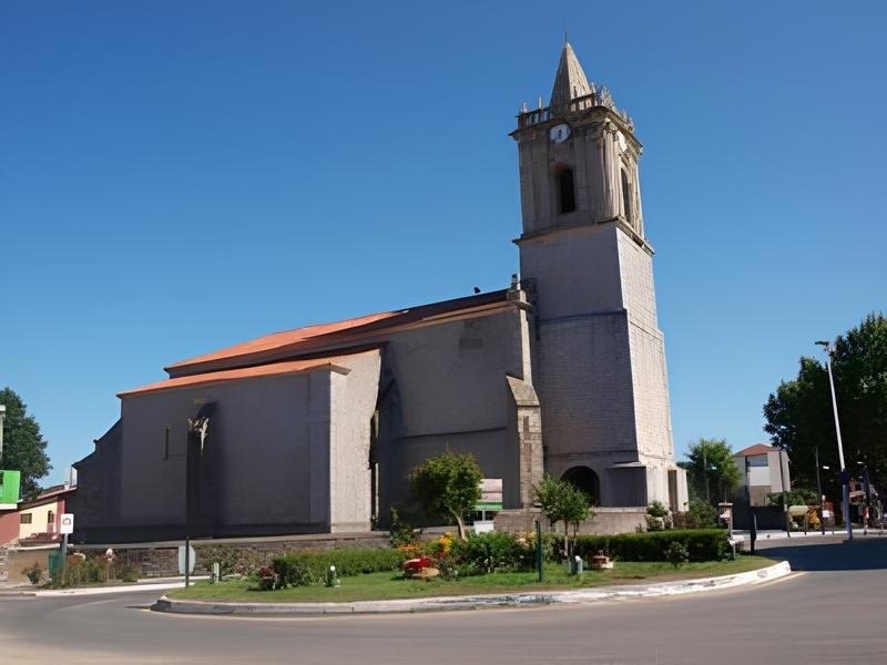 una gran iglesia con un reloj en la torre