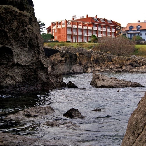 Hotel Torre Cristina: seaside views with rugged rocks.