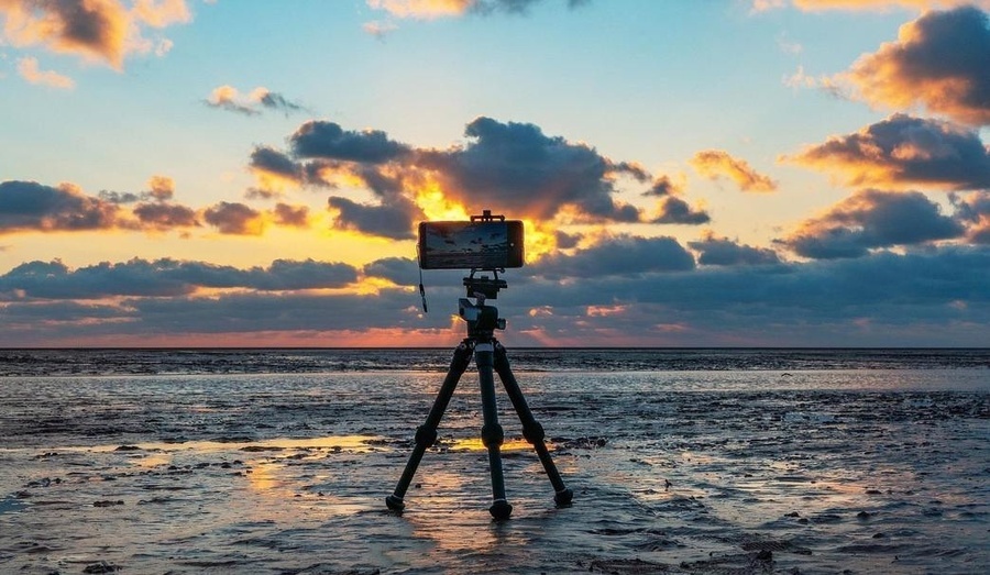 una vista aérea de un pueblo junto a un lago y un océano .