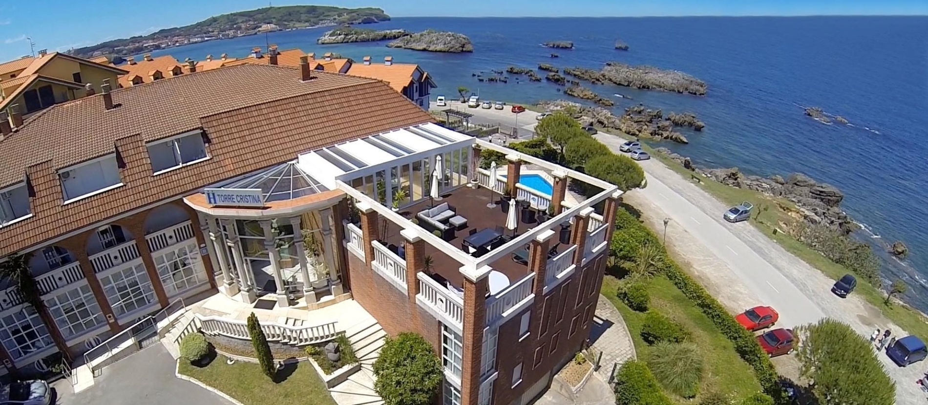 una vista aérea de un edificio junto al océano