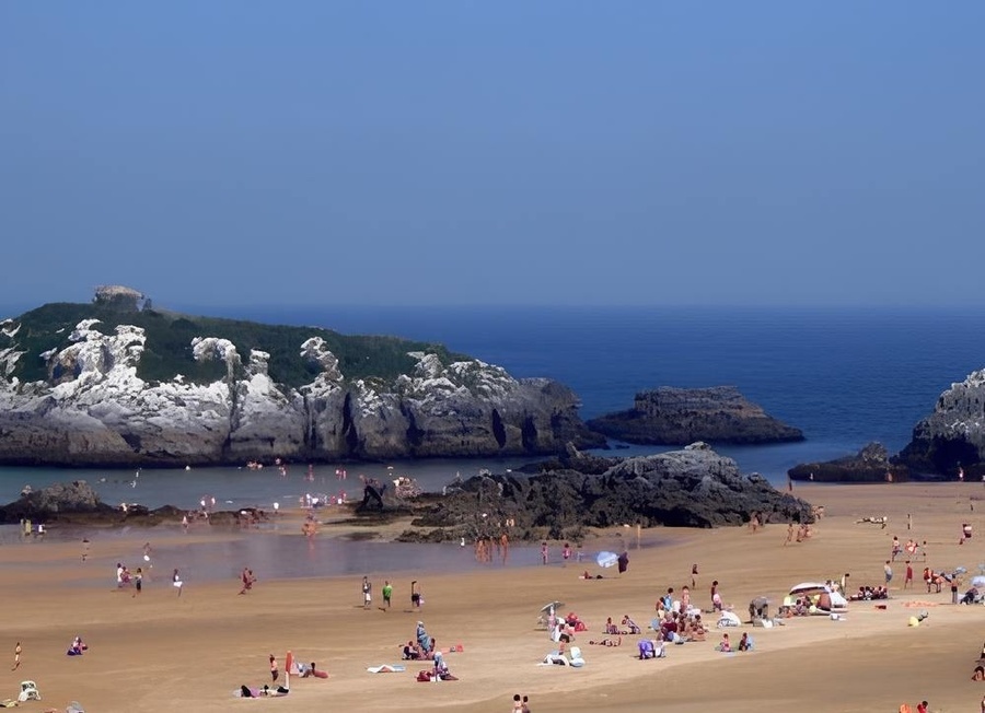 una playa llena de gente en un día soleado