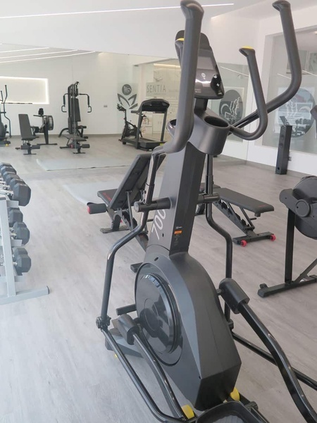 un gimnasio con una bicicleta elíptica de 700