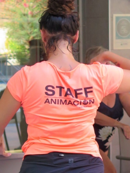 una mujer con una camiseta naranja que dice staff animacion