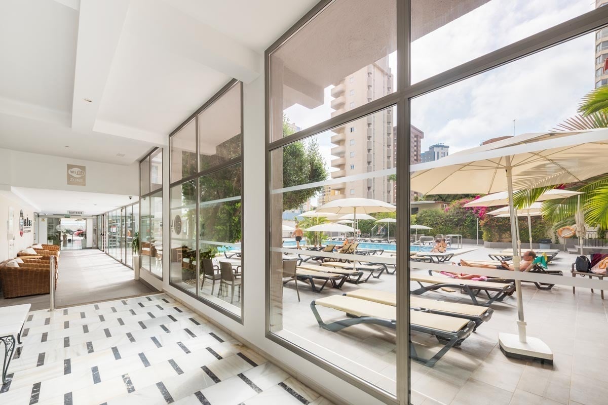 una vista de una piscina a través de una gran ventana