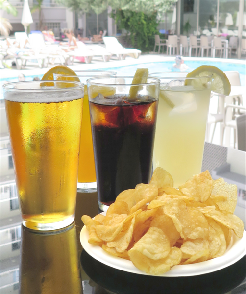 tres bebidas y un plato de papas fritas en una mesa