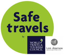 een groene sticker die zegt veilige reizen door de wereldreis- en toerismeraad