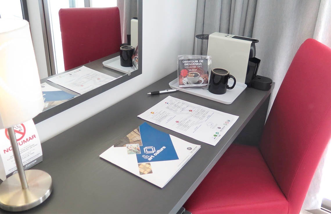a desk with a sign that says no fumar on it