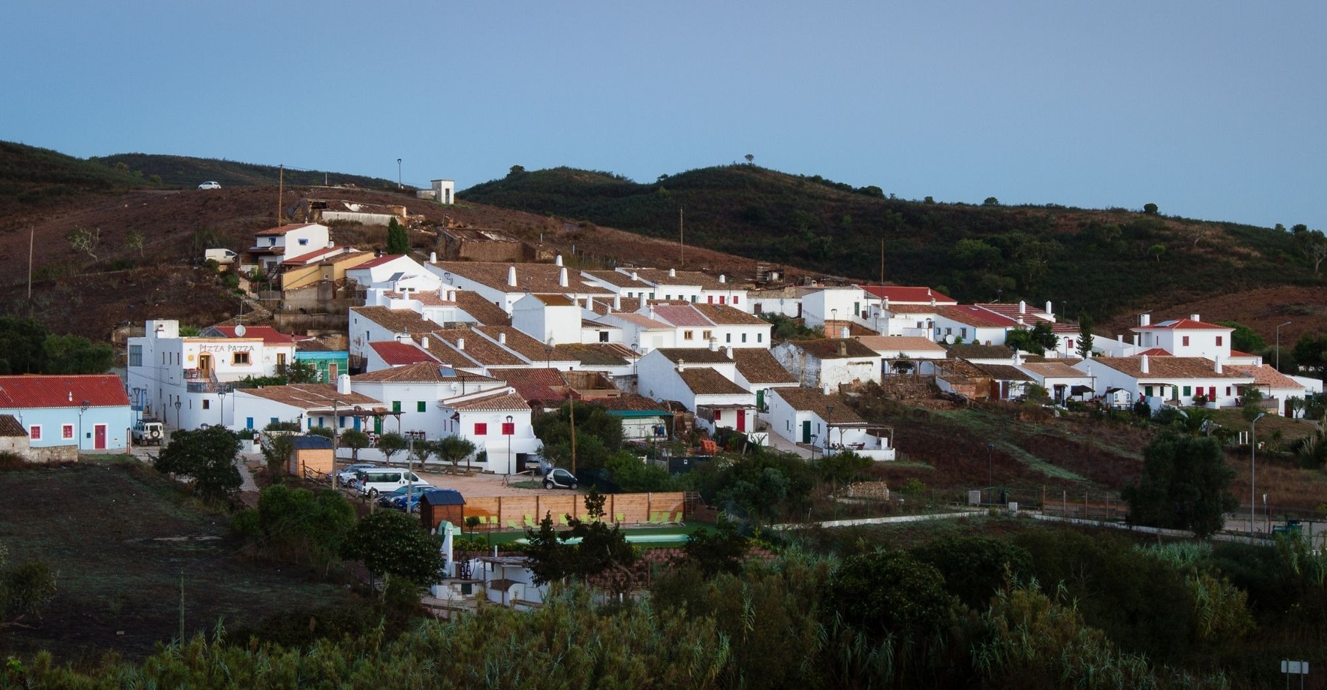 un pequeño pueblo con muchas casas blancas y techos rojos