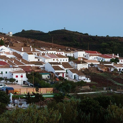 un pequeño pueblo con casas blancas y techos rojos